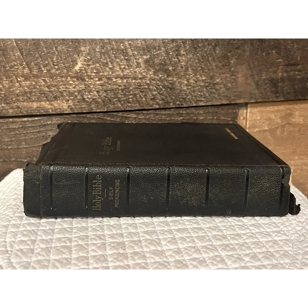 Holy Bible King James Version World‎ Syndicate Self Pronouncing Vintage